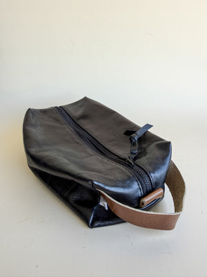 The Waylon Men’s Dopp Kit - Black Leather